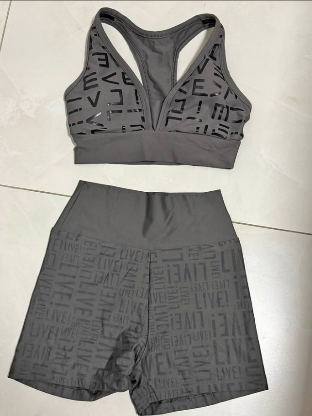 Conjunto Live! cinza